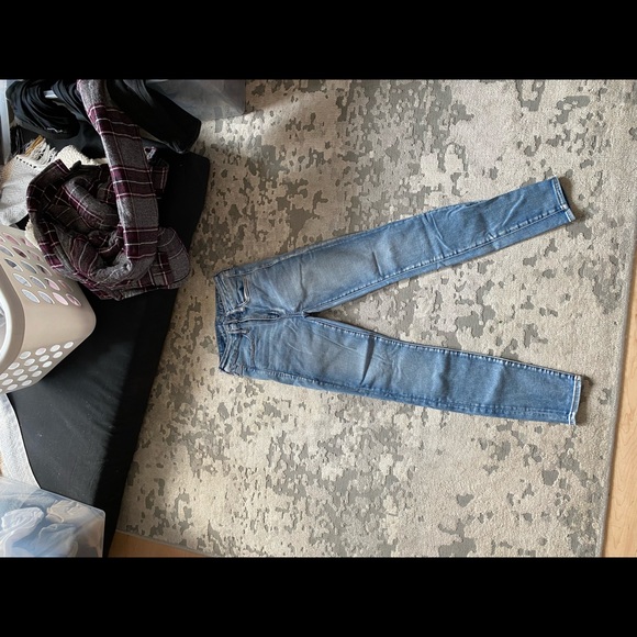 American Eagle Light Wash Stretch Skinny Jeans - Picture 3 of 4